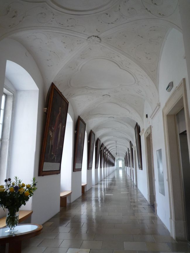 修道院の廊下<br />反対側にも同じくらいの廊下が続きます・・・。<br />全長が196メートルだそうです。