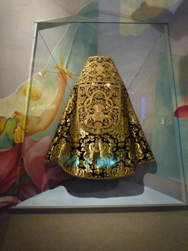 現在も使われているという聖衣服<br />こちらは葬式用