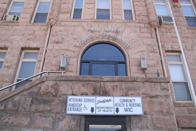 街の施設、フォールリバー郡庁舎、「地域医療」「看護」なんとかかんとか…閉館して誰もいなかった！