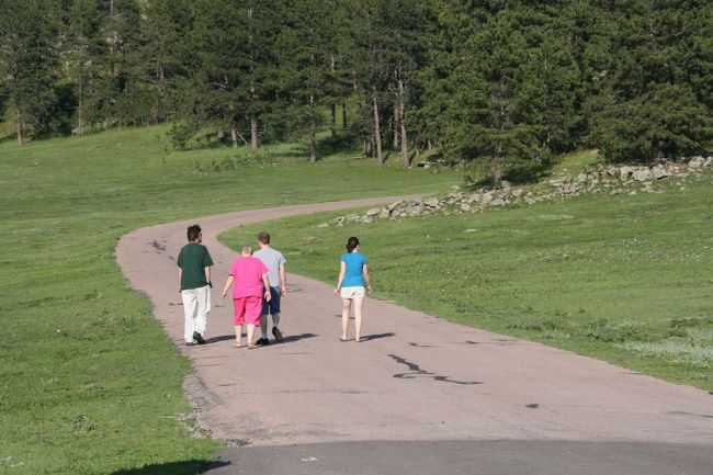 トレイルを歩く観光客