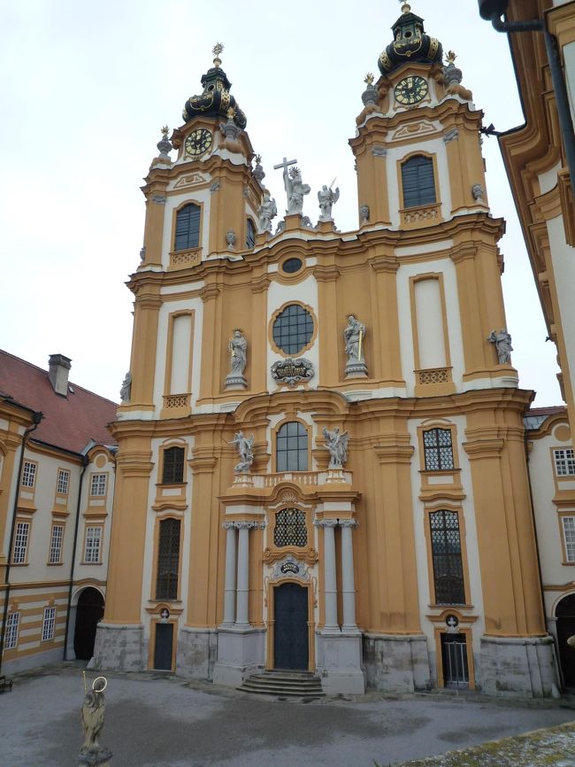 テラスからの教会の正面