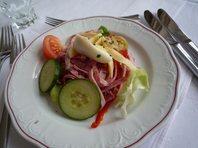 礼拝堂は残念ながらミサを行っていたためカメラＮＧでした。<br />（ま、知っても知らなくても撮ってる人は撮っていましたけど・・・）<br /><br />さてさて、修道院内にあるレストランでランチです<br /><br />まずは、サラダ