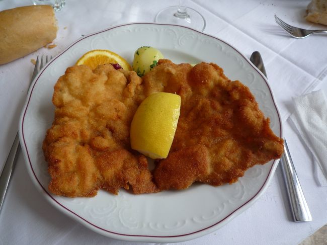 名物ヴィーナーシュニッテル（ポーク）<br /><br />噂に言うほど大きくはありませんでした（笑<br />ツーリストメニューなのかしら？<br /><br />お味はあっさりして、食べやすかったです。<br />イタリアでミラノ風カツレツを食べた事ありますが、<br />私はこっちの方が好きかな？<br /><br />皆さんペロッと食べておりました。