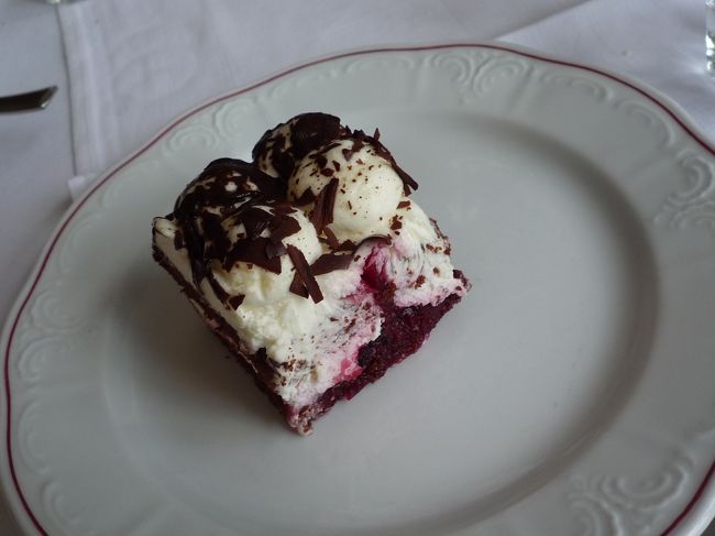 黒い森のケーキ（タイトルが付いてるケーキは初めてかも）<br />ようは、チョコレートケーキです。<br />よって、今回も私はパスしました。<br /><br />今さらですが、今回の旅行　昼・夕と必ずデザートが出てきます。<br />確実に私の肉となっているのが感じられます(/ー￣;)シクシク<br />