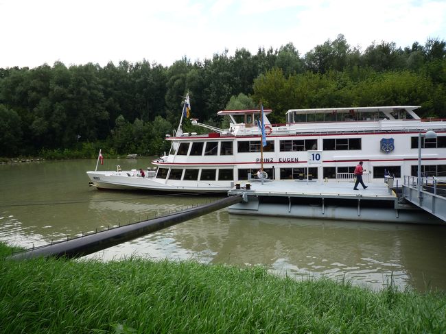 ランチ後はドナウ河クルーズです。<br />乗船口までバスで移動。<br /><br />こちらが今回の乗る船<br /><br />早めに乗って、一番上のオープンエアの座席を確保