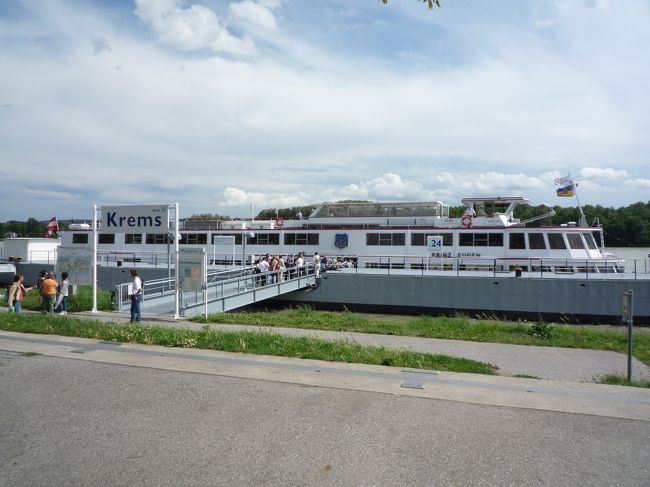 約1時間半くらいの船旅でした。<br /><br />途中、陽が出てきたので、船内に避難。<br />帽子とグラサンを今日は持って来なかったので（＾＾；<br /><br />終点クレムスに到着