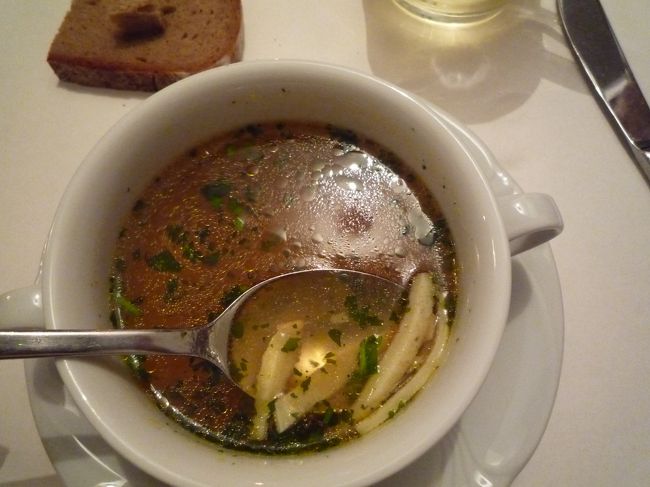 ディーナーはワンドリンク付（もちろん、白ワイン）<br /><br />ワインで皆で乾杯！「プロースト！」<br />実は全員で食事をするのは今日が最後です。<br /><br />まずは、スープ<br />フリタッテンズッペ（細切りのクレープ入りスープ）