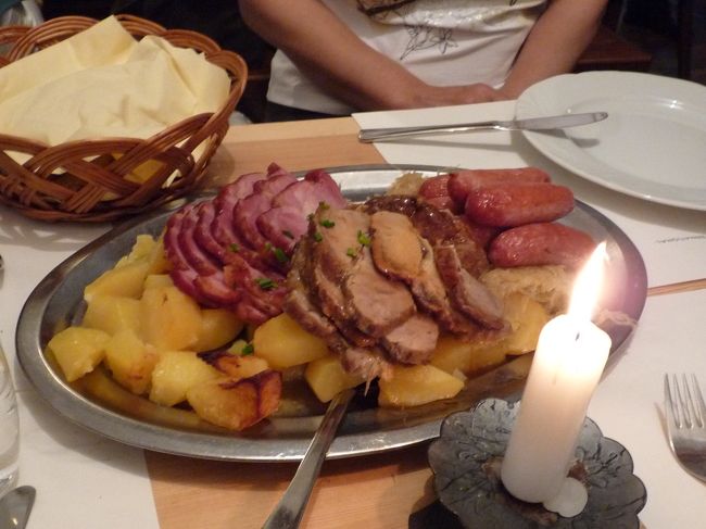 メインは肉の盛り合わせポテト添え