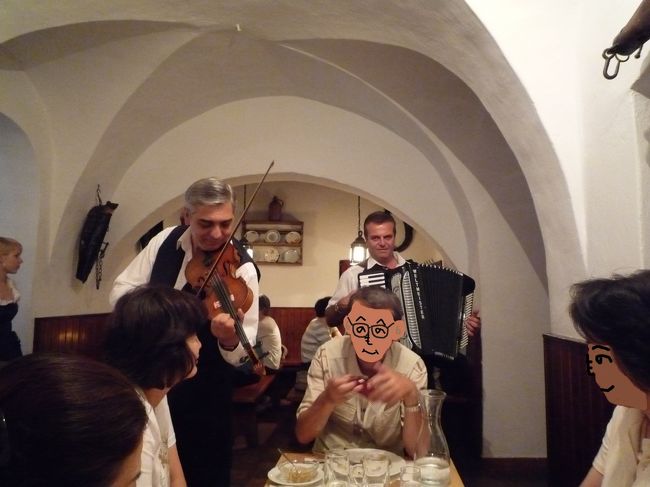 バイオリン弾きのおじさんが回ってきました。<br />クラシックからスキヤキ！までいろいろ弾いてくれました（もちろん、チップはお渡しします）<br /><br />正直リクエストは？と聞かれてもクラシックの曲目なんて知らないし(;^_^A アセアセ・・・<br />ほかの方がリクエストして下さいました。<br />最後にはご夫婦で踊って下さった方もいました。<br />ああいう風にちょっと踊れるご夫婦なんて素敵ですね。<br />