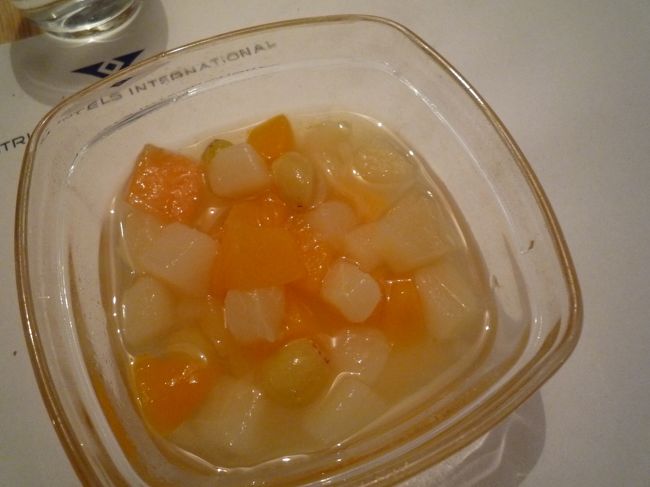 デザートはフルーツサラダ<br /><br />食後はウィーン市内へ移動<br /><br />今夜の宿泊は☆☆☆☆☆ホテル♪<br />おお〜、さすがに今までのホテルと違ってロビーからして豪華です☆（って、写真ありませんのご了承ください）<br /><br />部屋の中もそんなに広くはないですがポットやアイロンなどもありました。<br />バスルームには石鹸以外のアメニティが揃っておりました。<br />（他のホテルはツアーだからなのか石鹸・兼用シャンプーぐらいしかなかった・・・）<br />あとなんと！冷蔵庫もフリードリンクでした☆<br /><br />本日も2連泊。<br />今日も早めにご就寝<br />お(ノ￣0￣)ノや(o￣・￣)oす(。＿ ＿)。みzzz..