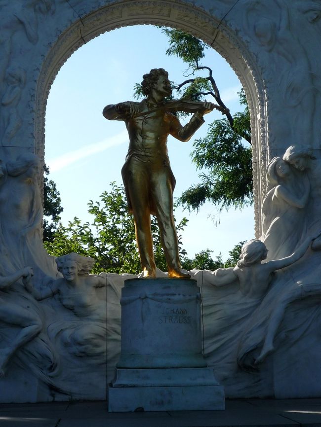 今日はウィーンの観光なので、ゆっくりの出発です。<br /><br />のんびり起きて、朝食へ。<br /><br />どうやら私たちが最後のようです。<br />皆さんお早い（＾＾；<br /><br />今まで朝食にはあまり触れておりませんでしたが、<br />まあ、普通のヨーロッパのホテルの朝食です。<br />パン（ゼンメルというパンが多いです）に、ハムやスクランブルエッグ、シリアル系にジュース、コーヒーに紅茶といった感じ。あと少々の生野菜に果物。<br /><br />が、このホテルは違いました！<br />さすが☆５つです！！Ｏ(≧∇≦)Ｏ <br /><br />前菜系のスモークサーモンやピクルス。<br />卵はシェフがちゃんとオムレツにしてくれます。<br />ハムのほかにソーセージ、いろいろな種類のチーズ、<br />果物も、野菜も豊富♪<br /><br />貧乏人根性丸出しで、いろいろ食べちゃいました♪<br /><br />さてさて、豪華な朝食を堪能して<br />集合前に朝のお散歩。<br /><br />目の前が市立公園なので、<br />定番のシュトラウス像を拝みに。<br /><br />日が逆光ですが金ぴかの像です。