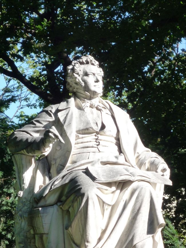 えーっとこちらは・・・。<br /><br />ぶ、ブルックナーさんかしら？<br />（忘れましたごめんなさい）<br /><br />上記を修正、ガイドブックによるとシューベルト像でした（＾＾；<br /><br />