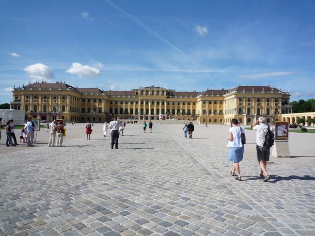 散歩後はシェーンブルン宮殿へ<br /><br />とても、広大な敷地にびっくり。<br />各国から見学に来ています。<br /><br />マリアテレジアイエローと呼ばれる色で建てられた<br />宮殿は本日の青い空によく映えます。