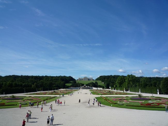 こちらは、宮殿からグロリエッテを望む。<br />いや〜、歩いて行くと20分くらいかかるらしいです。<br />規模が違います。<br /><br />