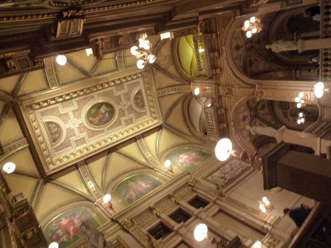 ロビーの天井はこんな感じで豪華です。