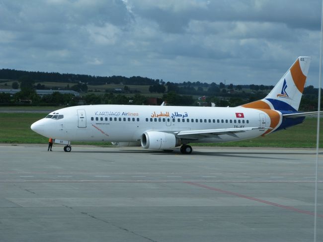 タクシーでぼられたことに腹を立てながらも，出発まで時間があるので，待合室で離着陸を見ていた．今日はどうしよう！4時間あるから市内に少なくとも1.5時間程度入られるだろう．デンマーククローネ（DKK)はバカ高いし，推定では日本の60-70％程度の物価高と思う．そうだ！1990年以来行っていない国立博物館に行こう！あそこは無料だ！それに以前の先史時代の展示は面白かった！前の飛行機はアラブ系だ.<br />チュニジア航空のようだ．