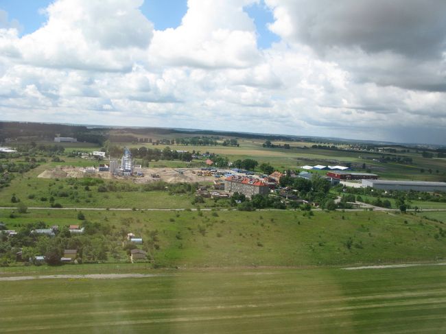 窓側の席でポーランドの風景