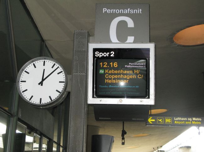 カストラップ1150着．<br />カストラップ空港についてからまずATM，構内には少ないのだがBとCターミナルの間のNordia銀行の両替所の前にあるのを知っていた．とりあえず300DKK引き出す．たぶん余るだろうがまた使える．今回電車（Stog）の回数券が余っていたのだが持ってくるのを忘れる．やむを得ず中央駅までの往復60DKK,少なくとも20分おきにREのHelsingor行きがある．実際はICも1時間に1本など1時間に5-6便列車があるので不自由はない．1216発の列車に乗れた．