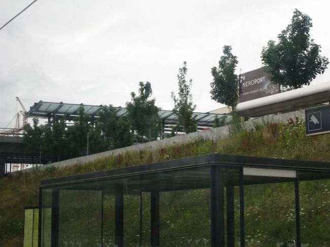 1昨年の学会の際Bella　Centerに行くのに地下鉄に乗り換えたOrestad駅．上に地下鉄の駅が見える．（地下鉄といっても中心街以外は高架，むしろ新交通システムのような感じ）