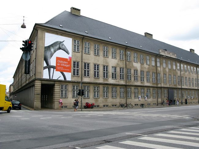 国立博物館まで駅から徒歩5分．