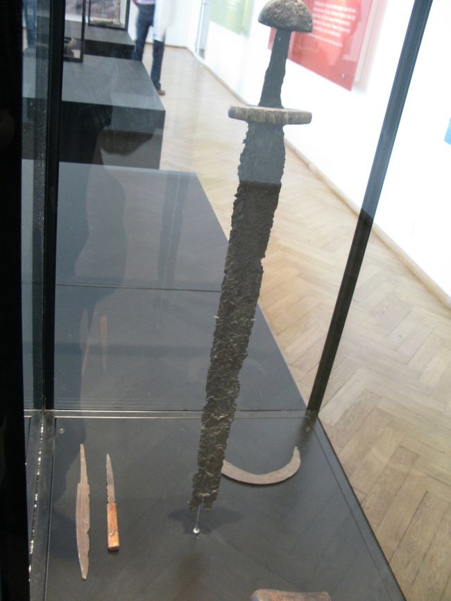 時間がないので，デンマーク先史時代から中世までの展示室に絞って見学．バイキングの展示は面白い．バイキング船もある．しかし一番驚くのはすでにローマ時代から，南欧と交流がある．決して紀元前後からただの未開の地ではない．