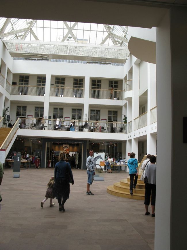 国立博物館のエントランス，荷物をロッカーに預けてゆっくり見られた．両替機もある．あとで10DKKコインは帰ってくる．