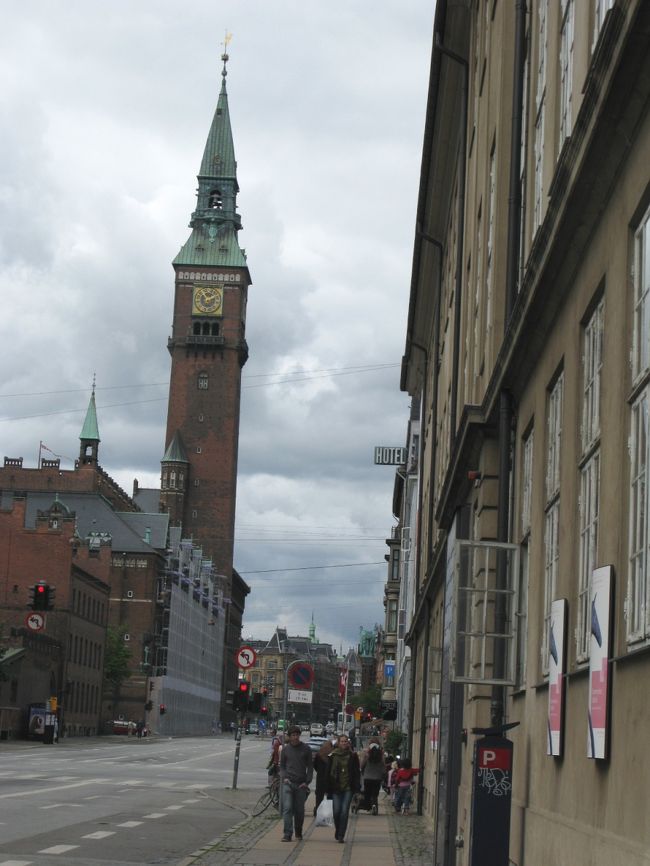 1時間15分ほど見学して，1350分に博物館を出る．市庁舎広場を回っていこう．