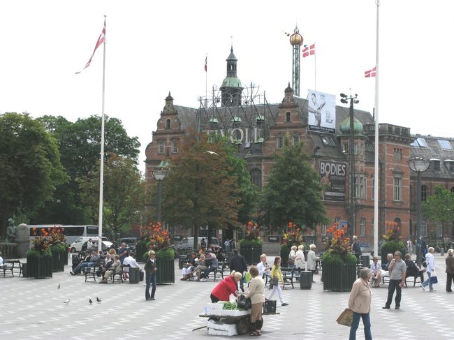 広場で24DKKのホットドッグを食べる．これだって日本円にすれば530円だ！日本では300-350円程度．やはり60％くらい物価は高い．