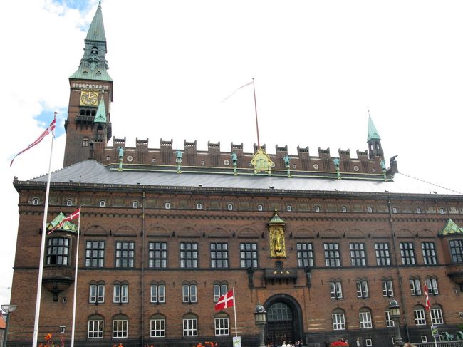 市庁舎，みなれた風景，トランジットによく使うためか，デンマークは7回目，最初1990年の学会の時に連続9日間コペンハーゲンにいた．2006年の学会の際も6日間いた．