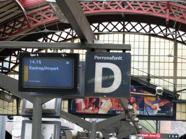 1415発の列車に間に合う，空港に1時間15分前（ゲート集合時刻の30分前）に着く．しかし少しセキュリティが厳しくカバンの中を見られた．いつもベルトまで外して，金属探知ゲートはOKなのに今回はなった．そこですこしおくれ，お土産のチョコレートを買っていたら，兆度の時刻になった．