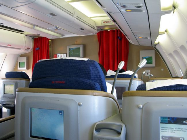 マイルを30000使い，ビジネスクラスにグレードアップする．SASのビジネスはワインとシャンペン，チーズはおいしいが料理はたいしたことなくおいしくない．しかしゆっくりと寝て帰れるのは良い．来年に15000マイルが期限を迎えるのでこれを使えた，今回はキャンペーンのボーナスマイル5000を含め，20000マイル（シルバーなので15％増し）あまり獲得し，差し引き10000マイル．