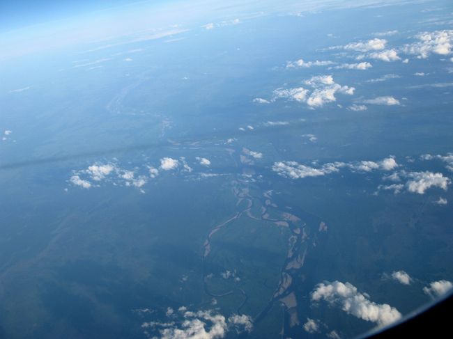 シベリア上空．<br />NRTには25分早着の910．どうしようかとおもったが，職場へ直接向かうので1030のリムジンに乗る．少し寝れるだろう．飛行機内でもほぼ6時間は寝た．今日は午後から仕事のつもり．