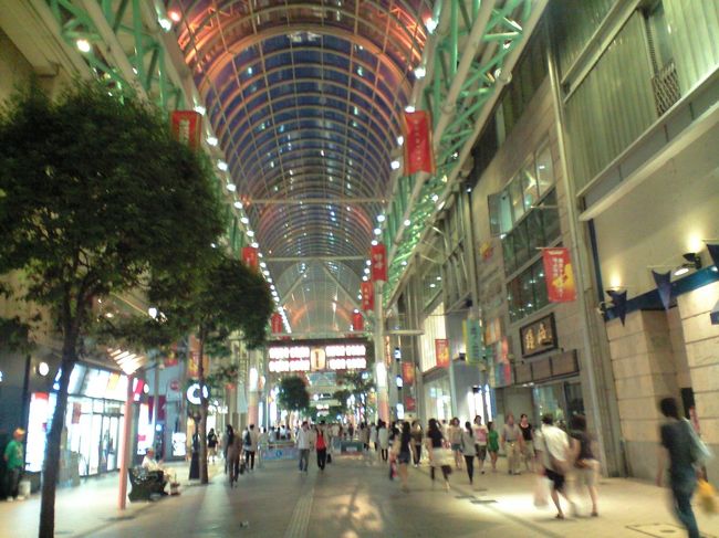 ホテルへ戻り、お着替えをして＾＾<br /><br />夕飯を求めて街を歩きましたー。<br />仙台はアーケードがあって便利ですよねーっ。<br />数年前に来た時の記憶をタドリナガラ、、<br />お目当ての場所を目指します！