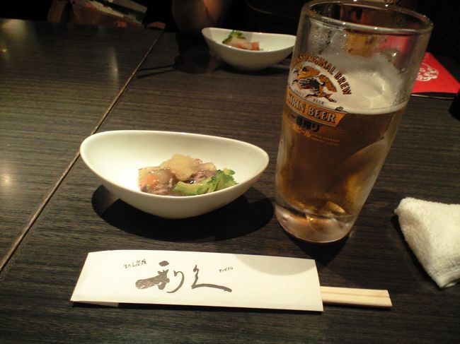 まずは！<br /><br />我々の旅＆これから来るオイシイ料理＆勝利に！<br /><br />かんぱーい♪<br /><br />さらに、、<br />試合当日のチケット持参でドリンク１杯サービス☆<br />ステキー！<br />ビジターって書いてるのに、快くサービスしていただきました♪<br />