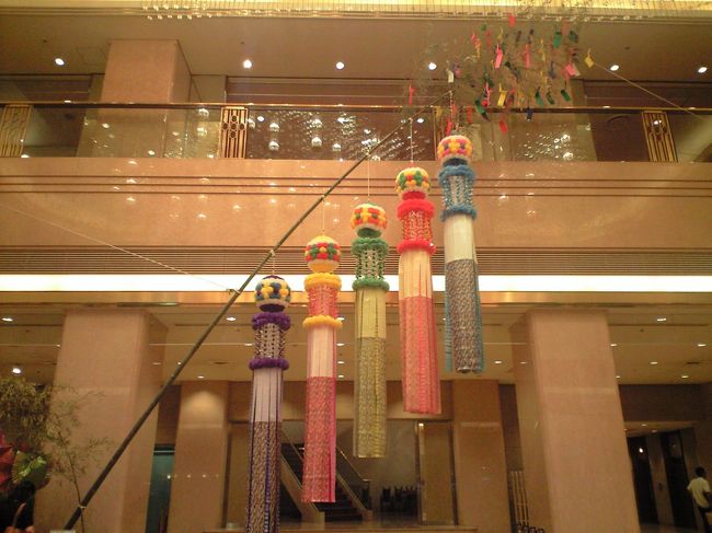 途中、寄り道で某ホテルロビーへ！<br />仙台らしい飾りを見ることができました。<br />一つずつに意味がある事もハジメテ知りました。<br /><br />そしてこの後、、、、<br />お宿へ戻る前に立ち寄ったコンビニで！！<br /><br />ナント＾＾<br />大松＆福浦選手へ遭遇。<br />福浦サンに握手してもらいましたー。<br /><br />その後、コンビニで買い物してたらぁ、、<br />ナント！ベニーが子連れで登場！<br />‘明日もイクヨー♪’とお話し、握手してもらいましたっ。<br />ナントモサプライズ！！<br />買うべきもの忘れて、帰った私たちデアリマス。