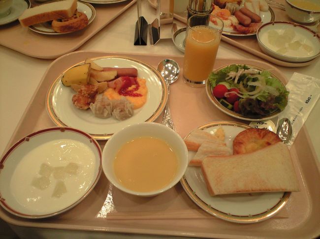 昨夜はベットに入り3秒ダウン（笑）<br /><br />今日も、イイ天気デス！<br /><br />朝御飯。<br />予想以上にヨクッテびっくりー！<br />だってオーブンがあって、焼きたての菓子パンが食べれるし、その他もとっても美味しかったですよー！<br /><br />ヨーグルトコーナーにアロエがあったのはハジメテです。