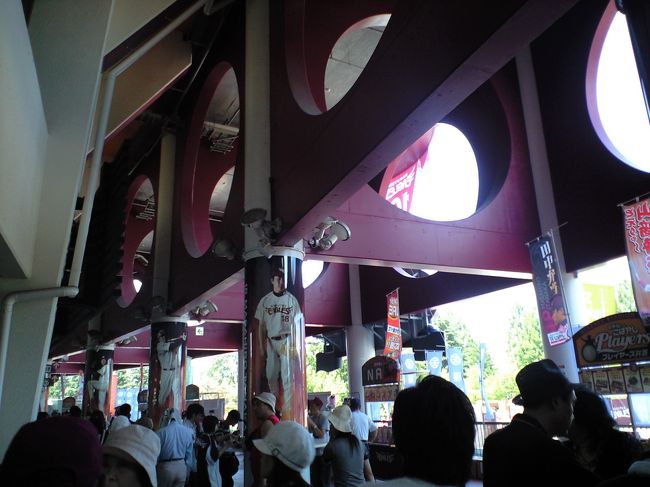 ２階のコンコースです。<br /><br />マークンみっけー！<br /><br />食べたいモノだらけで、、、大変だぁ！