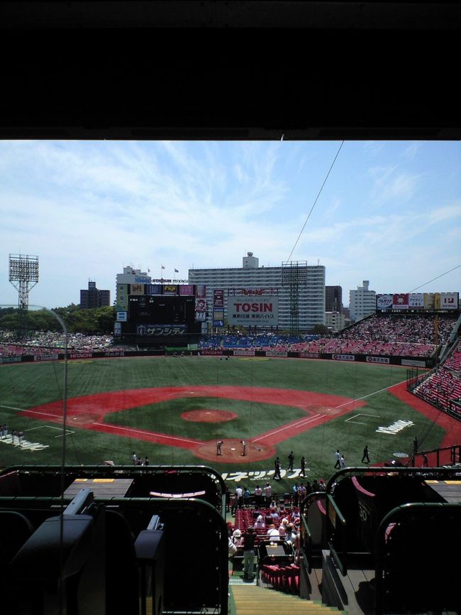 ３階から見たバックスクリーンです。<br /><br />イロンナ種類のシート（席種）があってクリネックススタジアムは楽しいですね。<br /><br />スタジアム内にローソンもある！<br /><br />仙台市内（いや、宮城県？）の有名食べ物がナーーーンデモ食べれちゃうんだからスゴイよなぁ！<br /><br />札幌ドーム・・・・さびしぃーー！！