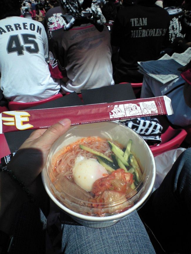 今日も迷って、マヨッテ、迷って決めたワタシのランチ♪<br /><br />冷麺にしましたー！<br /><br />メトロ倶楽部（メトロポリタンホテル）というお店。<br />山崎でらうまカレーも美味しそうだった！<br /><br /><br />満足☆☆☆<br /><br />トモダチは、タイメシガーデンでタイメシ買ってました♪