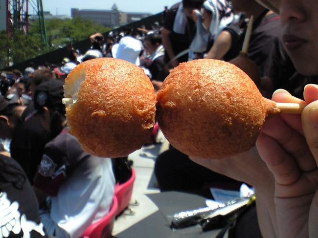 阿部蒲鉾店の‘ひょうたん揚げ’デス。<br /><br />アメリカンドック風の蒲鉾！<br />これがウマー！！！<br /><br />200円です。<br /><br />ゼヒお試しください♪