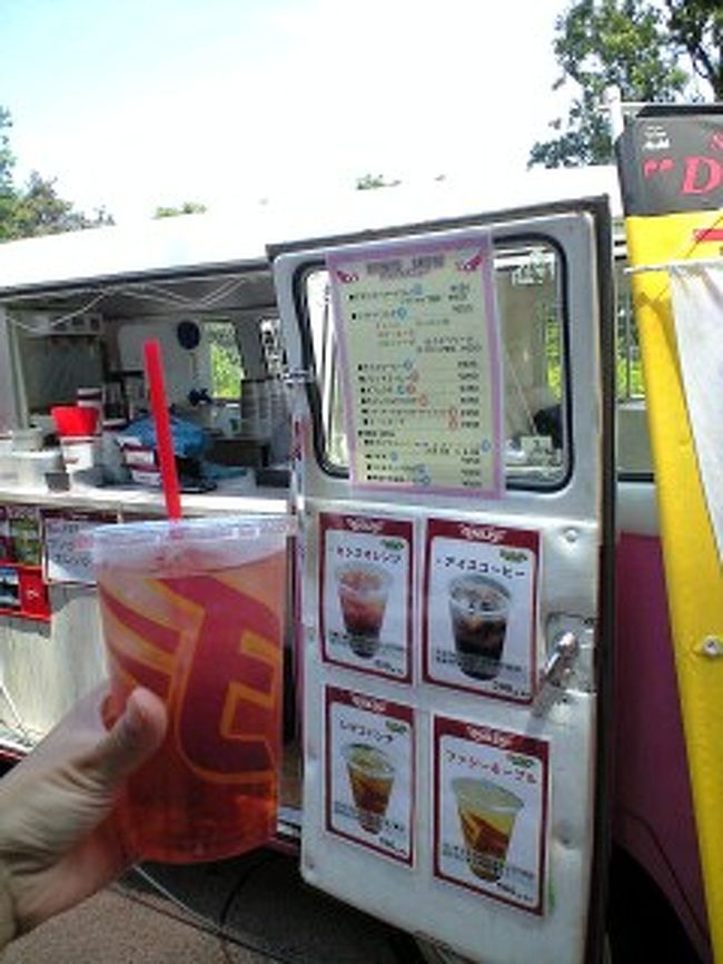 これは、、外で買ったドリンクです。<br /><br />レディースデー？<br />女性の為にアレンジされたドリンクなんだけど、、<br />味もビミョウで、、名前も忘れてしまった！<br /><br />外では、ネイルや携帯イラスト？や様々なイベントがあちこちでやってました。<br />フェイスペイントも！<br /><br />