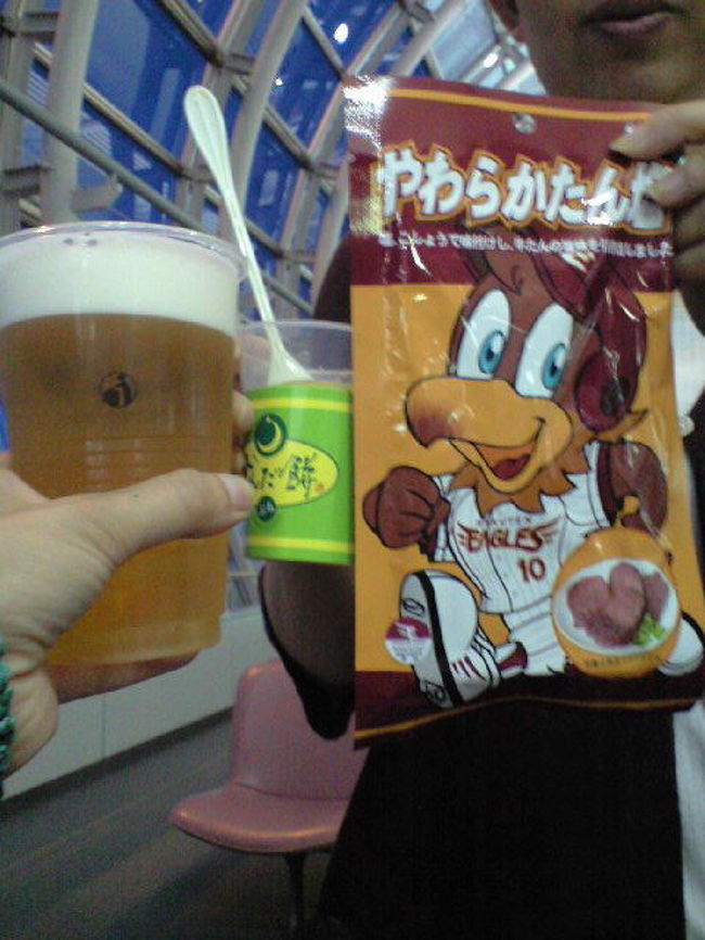 そしてー！<br /><br />お腹すいたー！と言いながら、空港ロビーで☆<br /><br />この大成功☆な旅に　‘カンパーイ♪’しちゃいましたっ。<br /><br />ずんだ餅付きですっ☆<br /><br /><br />あー、、、オミヤゲ写真撮るの忘れたぁ！！