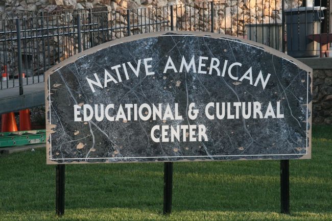 アメリカ先住民の教育の文化的センター、時間が遅く閉店中でした。この明るさで、夕方（夜）８時です。