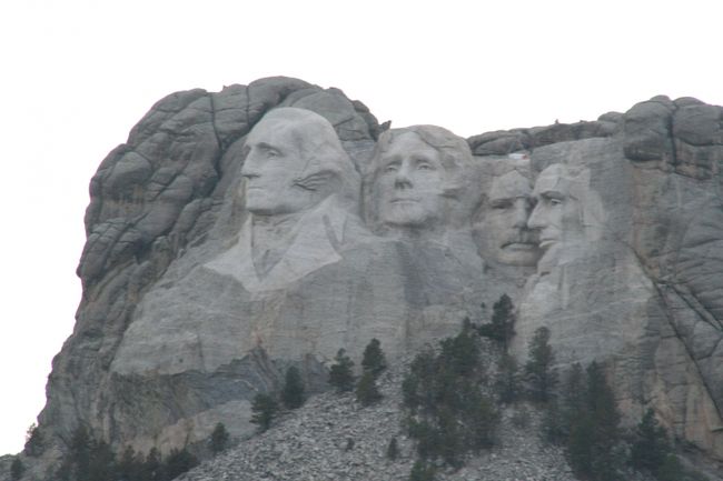 夕方(夜）８時２５分マウントラッシュモア到着。遅いので見学は明日にしようか、迷いました。入場ゲートを行き過ぎて様子を伺いました。入って行く車が次々とあります。