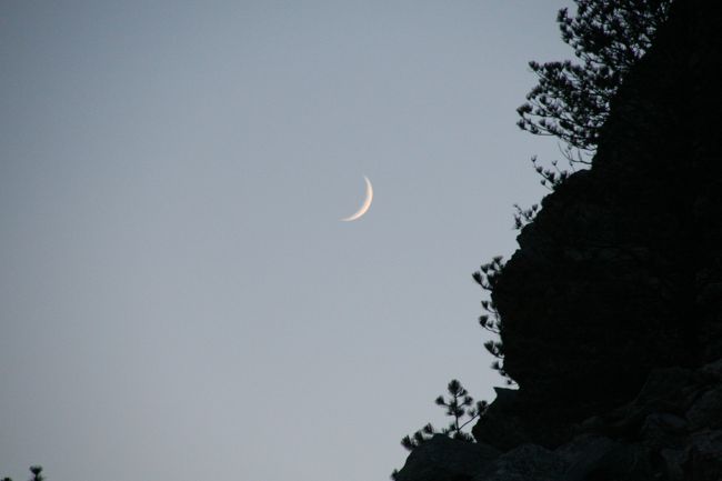 彫刻が暗くて見えなくなってきました。写真の映りは悪いし、月が出てきて、「月があるけどつきがない」いやある！