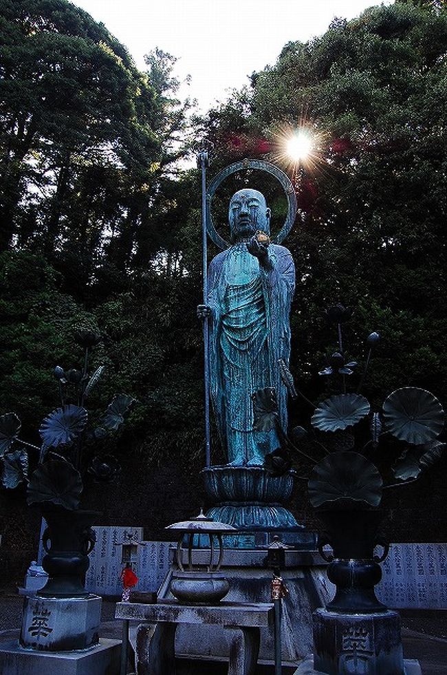 薬師如来像。<br /><br />後ろ側に太陽があって、後光が射してる感じ。