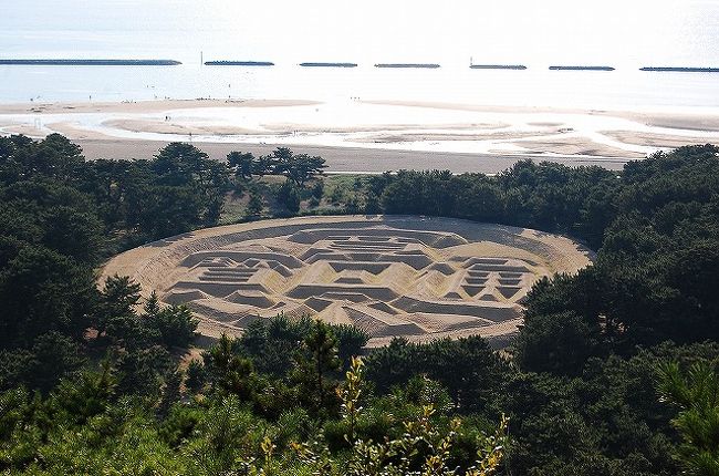 この日の宿泊は観音寺市の予定。<br /><br />観音寺市の最大の見所は、琴弾公園の「銭型砂絵」でしょう（多分）。<br />琴弾山（ちょっとした丘のような山）山頂の展望台から、この銭型砂絵を見ました。<br />この砂絵を見ると、一生お金には不自由しないんだそうです。<br /><br />夕日の時がもっともきれいなんだそうですが、日の入りまでは2時間もあったので、それは断念。<br />それでも、スケールが大きくて、かなり見応えのある景色でした。<br />