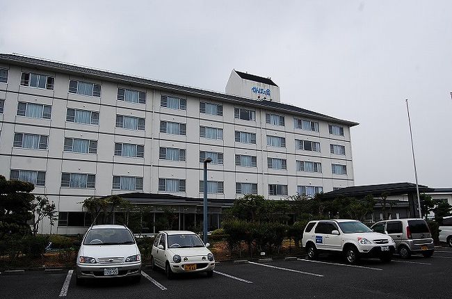 この日の宿「かんぽの宿　観音寺」。<br /><br />私にしては珍しく夕食の写真を1枚も撮っていないのですが、「ひうちの華」という1泊2食付のプラン。<br />「ひうちの華」が1番安いコースでしたが、それでも十分豪華でした。先付〜水菓子まで10品ぐらい。<br />「オンシーズン」価格で1人9781円でした。<br /><br />部屋も広めでしたし、大浴場も温泉で肌がツルツルになる感じで、なかなか快適なお宿でした。