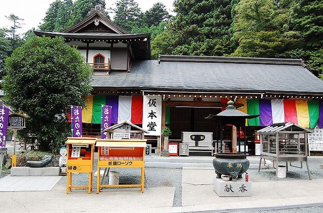 雲辺寺・仮本堂。<br /><br />本堂は工事中でした。<br /><br />山の中にあるお寺だけあって、駐車場→お寺までの道のりはかなりのワイルド・ワールドでした…。<br />蜂だか虻に執拗に狙われたり、横の藪を蛇が走っていったり。<br />標高が高い＆朝だったので、そこまで暑くはなかったですが。