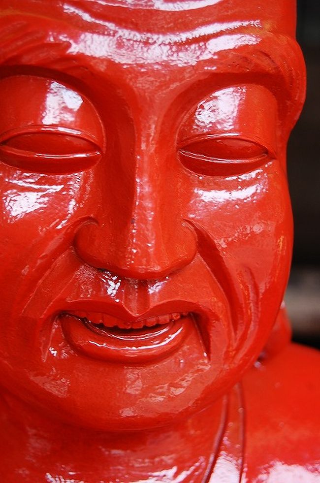 びんづるさん。<br /><br />全身真っ赤な姿にはちょっと怯みますが、自分の体の悪いところと同じ部分をなでると、ご利益があるそうです。